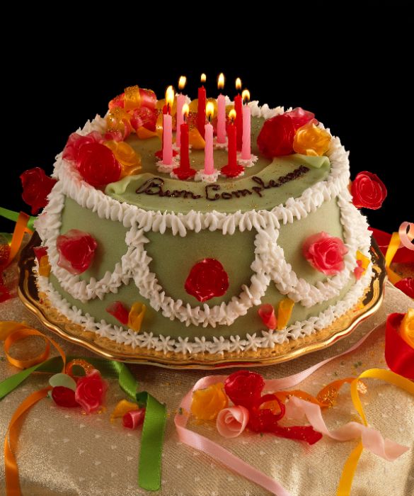 Una torta colorata e decorata per festeggiare