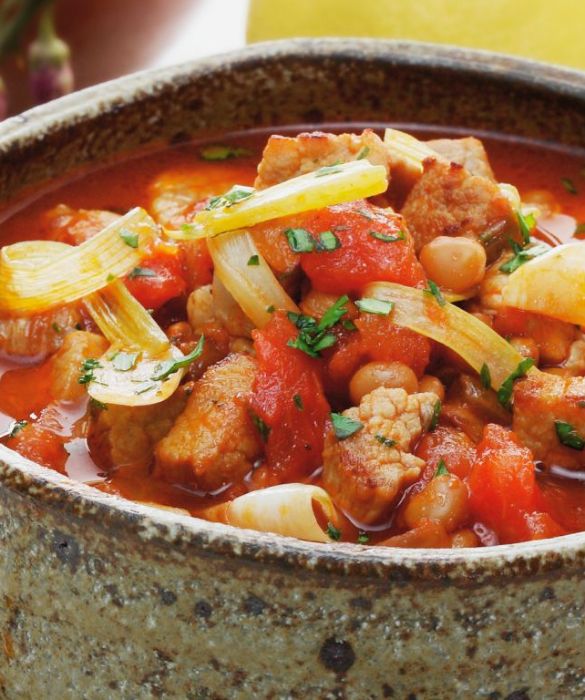 Spostiamoci in Marocco per una ricca zuppa tradizionale della cucina berbera al sapore di carne e verdure. Solitamente è riservata a periodi speciali come le cene dopo il tramonto durante il Ramadan o matrimoni. Il suo nome deriva dalla parola araba 'harir' che significa 'setoso', in riferimento alla sua particolare consistenza.
