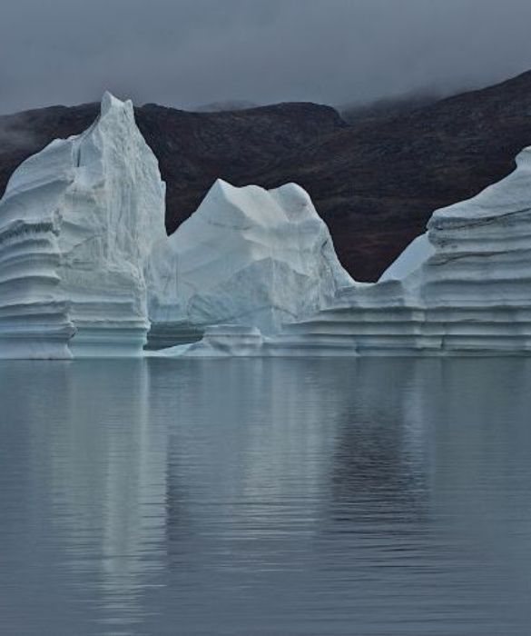 I grandi iceberg che si staccano dai ghiacciai della Groenlandia si muovono nell'oceano Atlantico percorrendo anche più di dieci chilometri al giorno. Il 12 aprile del 1912 uno di questi causava il disastro che fece inabissare il Titanic, che urtò la parte sommersa di un grande iceberg.