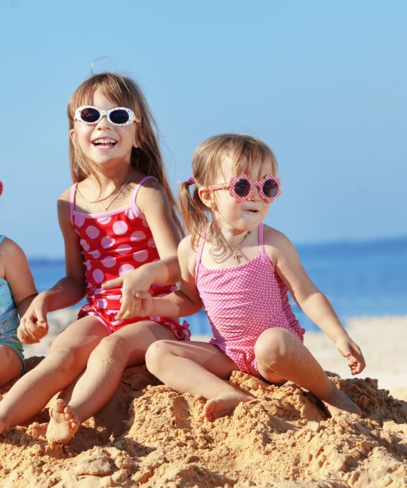 Proteggere la vista dei bambini con gli occhiali da sole è molto importante: oltre ai raggi UV e UVA, anche la sabbia e la polvere presenti sulla spiaggia possono provocare irritazioni agli occhi delicati dei più piccoli!