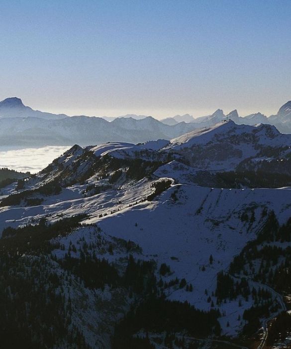 Le Alpi di Vaud fanno parte delle Alpi Bernesi, in Svizzera. La cima principale è Les Diablerets, che supera i 3000 metri di altitudine. Per gli amanti dello sci questa è una meta che unisce sport, divertimento e benessere.