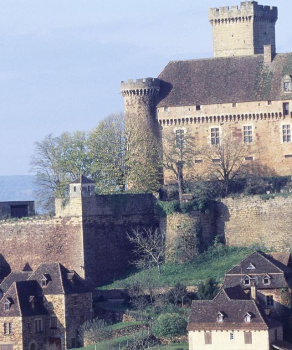 Il Midi-Pirenei, in Francia, è la 'Regione dei Cento Castelli', una zona ricca di testimonianze storiche come i manieri di Castelnau-Bretenoux, di Montségur e la fortezza di Najac. Quello di Castelnau-Bretenoux è uno dei migliori rappresentanti di architettura militare medievale.