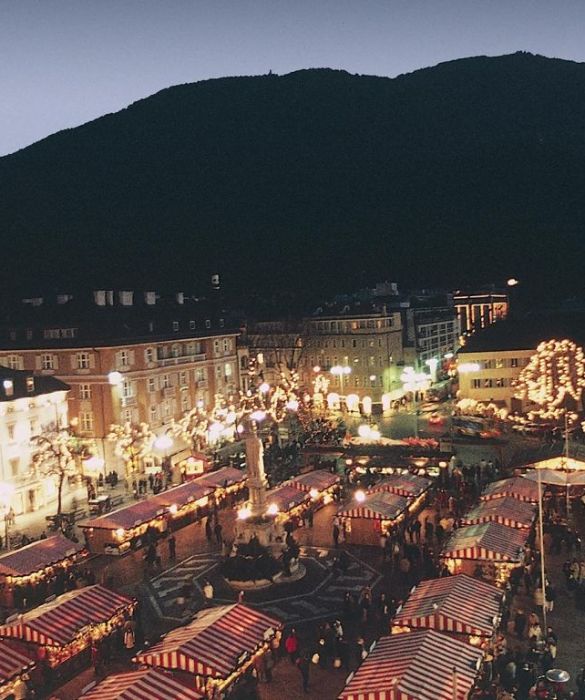 Altra meta per gli amanti dei mercatini natalizi (e non solo!) è Bolzano, la città trentina che si estende in un'ampia e soleggiata piana alluvionale, in corrispondenza dello sbocco del fiume Talvera nell'Isarco, poco a monte della confluenza dell'Isarco nell'Adige.