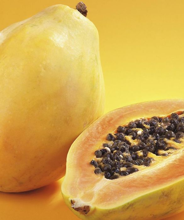La papaya è un'altro frutto che drena eliminando l'acqua in eccesso, ma è benefica anche per un altro motivo: aiuta nella digestione delle proteine.