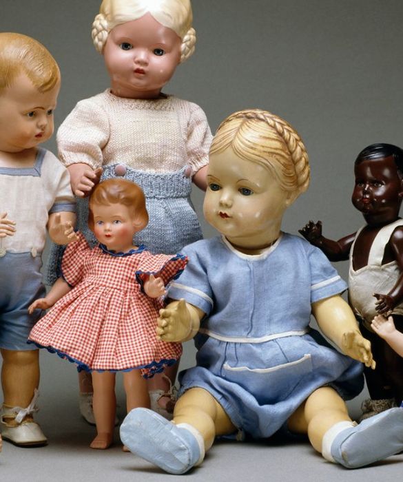 Chi non ha mai avuto paura di una vecchia bambola a casa della nonna? Alcune sono così realistiche da sembrare vive, chi soffre di questa paura immagina bambole assassine nascoste sotto ai letti di tutte le case.