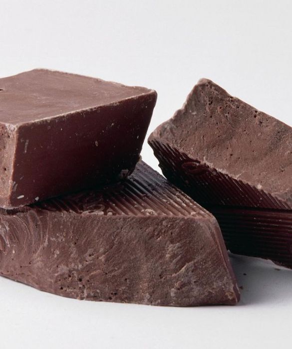 Il cacao favorisce la secrezione di serotonina, che produce una sensazione di benessere e appagamento. Non per niente il ciccolato è anche chiamato 'il cibo degli dei'.