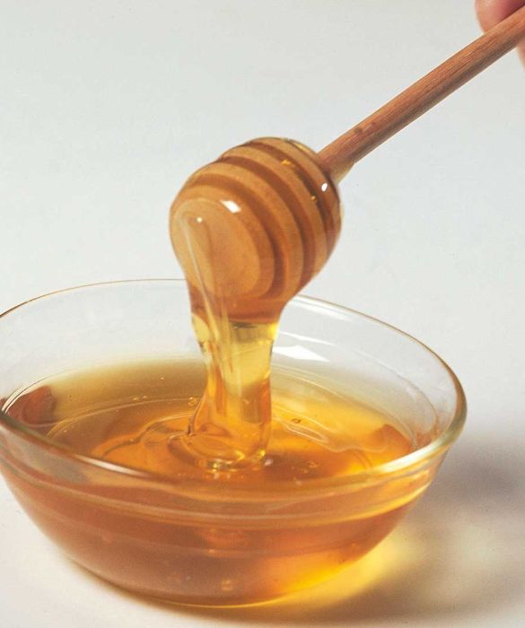 Il segreto del miele è il suo elevato contenuto di zuccheri, vitamine e sali minerali, che agendo in sinergia favoriscono l’assorbimento del magnesio, primo responsabile della sensazione di buonumore prodotta da questo alimento.