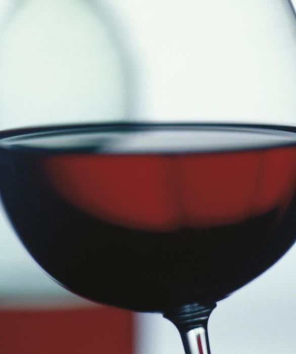 Non bevete vino durante il periodo mestruale perchè aumentando la fermentazione potrebbe causarvi fastidio e mal di pancia, oltre a rendervi di cattivo umore. 