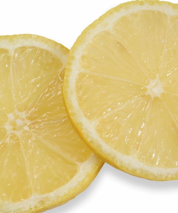 Il limone è un ottimo rimedio contro le antiestetiche macchie gialle causate da fumo, caffè e tè: strofinate alcune fette sulla vostra dentatura. Per un'azione più potente utilizzate succo di limone. Attenzione a non esagerare con la frequenza di questi trattamenti: le caratteristiche acide del frutto possono corrodere lo smalto
