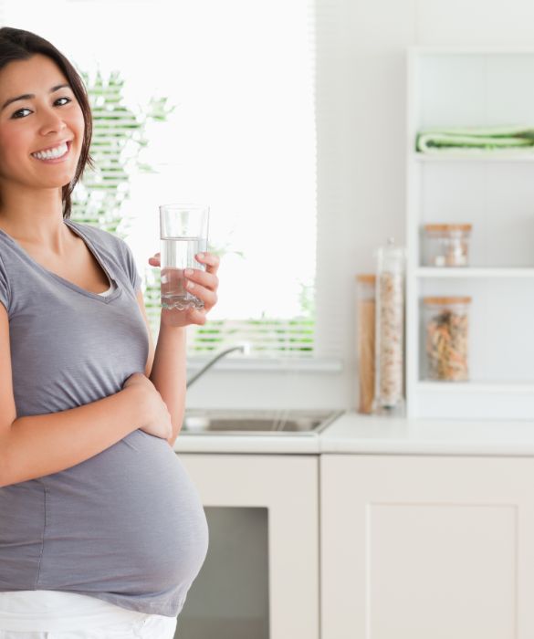 Per combattere il caldo in gravidanza è utile reintegrare i liquidi bevendo molta acqua, frullati e centrifugati di frutta.