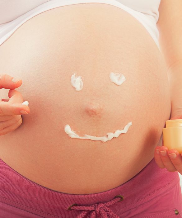 In gravidanza vi sono anche piccoli accorgimenti da considerare per la cura della pelle. Mantenerla idratata è la prima cosa da fare per prevenire le smagliature.