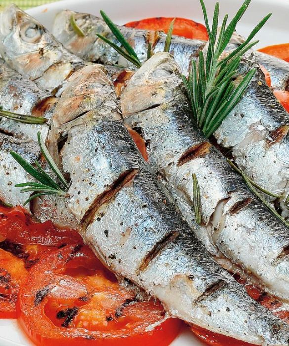 Economiche e gustose, le sardine sono un ottimo alimento anche dal punto di vista della salute: oltre che ricche di vitamina D, sono un'importante risorsa di proteine, niacina, vitamina B12, fosforo, calcio e selenio. E a fare da contraltare al loro alto livello di colesterolo hanno moltissimi grassi omega 3, che proteggono il cuore dai rischi legati all'eccesso di colesterolo.