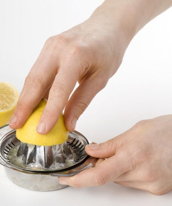 Il limone è perfetto non solo per eliminare i liquidi ma anche per dimagrire e contrastare l'accumulo di grassi. L'agrume fa letteralmente pulizia nel corpo, eliminando le tossine e purificando il sangue. Al mattino di deve bere un bicchiere di acqua e succo di limone.