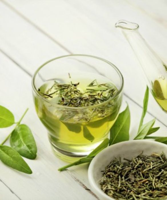 Anziché il classico tè, un'ottima alternativa (e soprattutto molto salutare) è il tè verde. Esso - oltre ad essere anch'esso un buon antiossidante e antibatterico- aiuta in particolar modo a dimagrire, poiché una delle sue principali proprietà è quella di far bruciare i grassi in eccesso e diminuirne l'assorbimento da parte dell'organismo.
