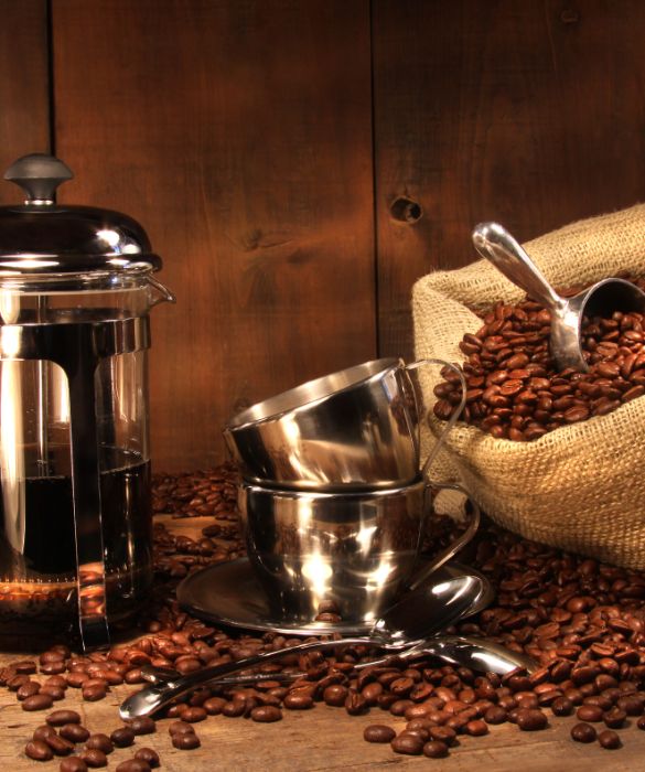 Grazie all’aiuto di un bricco cilindrico a stantuffo caffeina e proprietà antiossidanti del caffè sono ancora più concentrate, per cominciare la giornata col piede giusto.