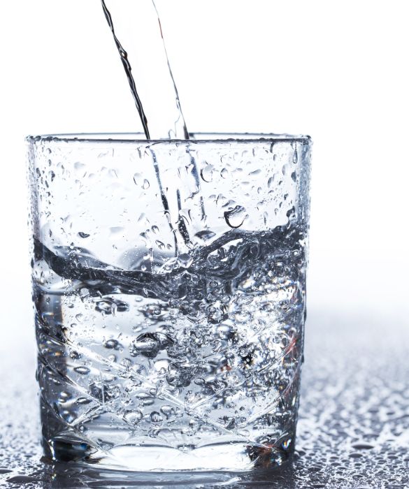 Il consiglio degli esperti? Bere almeno 8 bicchieri di acqua al giorno, per mantenersi idratate (1,5 - 2 litri al giorno circa).