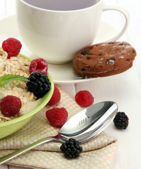 Un’ottima prima colazione può essere costituita da una tazza di latte accompagnata da cereali e frutta.