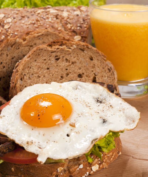 Una volta ogni tanto, una colazione salata e proteica, veloce e nutriente: pane, latte/yogurt e uovo (al tegamino, strapazzato o in omelette)!