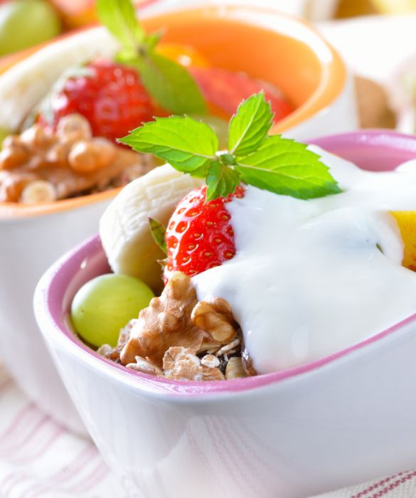 Lo yogurt è un’ottima alternativa al latte per una colazione dolce. Aggiungete qualche noce, cereali o pezzi di frutta per renderlo ancora più sfizioso.