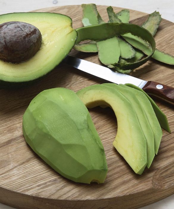 Non fatevi ingannare dall'idea comune che l'avocado sia un frutto grasso, poichè in realtà possiede grassi 'buoni' oltre a minerali, vitamine e antiossidanti.