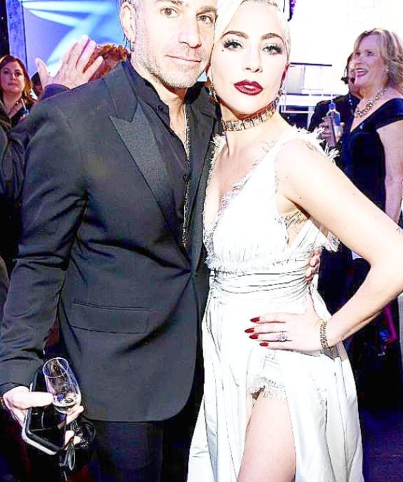 <p>Nel 2019 eravamo tutti in attesa del matrimonio tra Lady Gaga e il suo fidanzato, Christian Carino. Invece, nonostante un anello e la certezza di un evento senza eguali in Italia, i due si sono mollati. Per un po’, si è vociferato che la causa potesse essere il collega Bradley Cooper, con il quale la cantante aveva recitato nel film <em>A</em> <em>Star is Born</em>. Le voci sono state successivamente smentite. </p>
