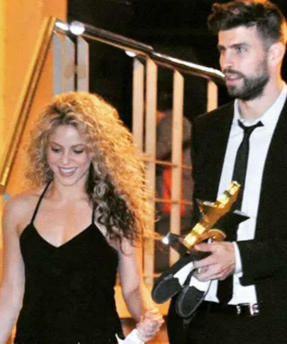 <p>Shakira e Piqué sono state una delle coppie più chiacchierate degli ultimi tempi. I due si sono conosciuti nel 2010, in occasione dei mondiali in Sudafrica. Sono stati insieme fino al 2022, quando è stata resa pubblica la separazione a causa di un tradimento di Piqué. La cantante ha trasformato il dolore in una hit diventata subito un successo commerciale in tantissimi Paesi. </p>
