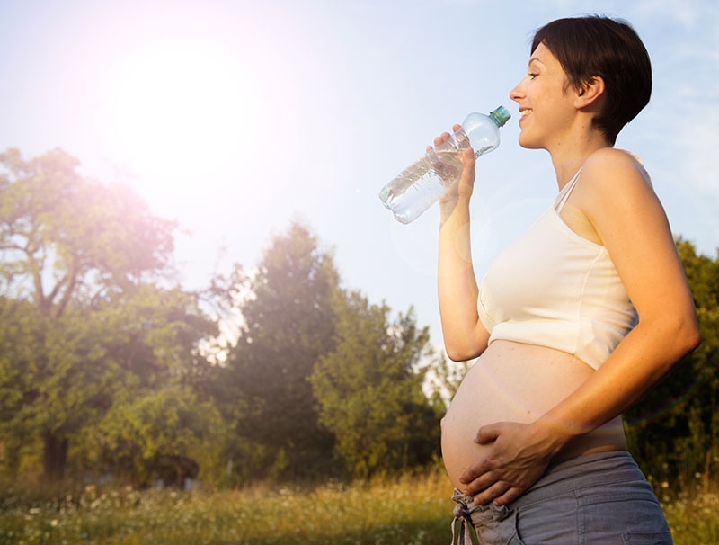donna-incinta-beve-acqua