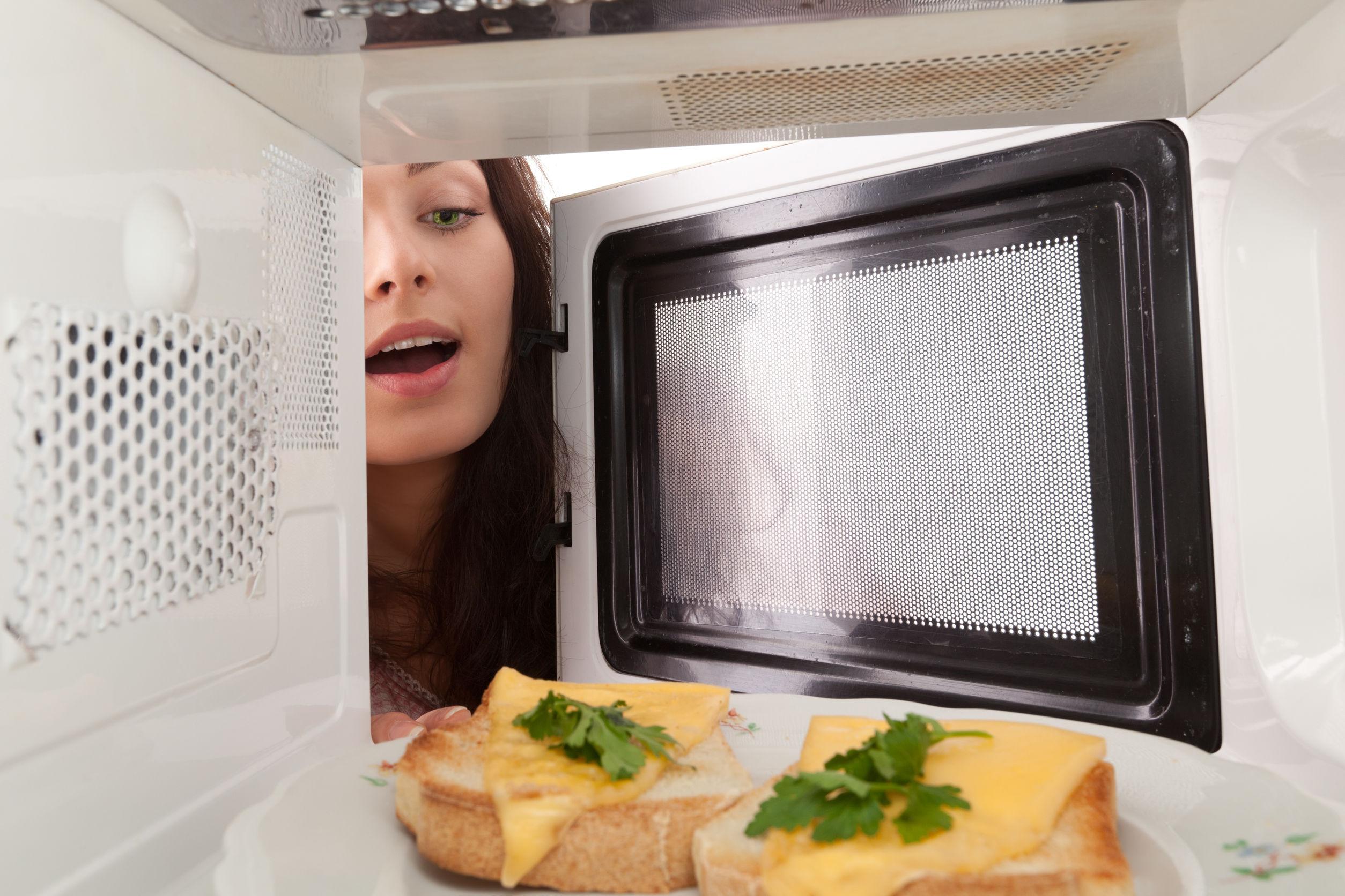 Можно подогреть еду в. Микроволновая печь. Микроволновая печь с едой. Приспособления для микроволновки. Разогрев пищи в микроволновке.