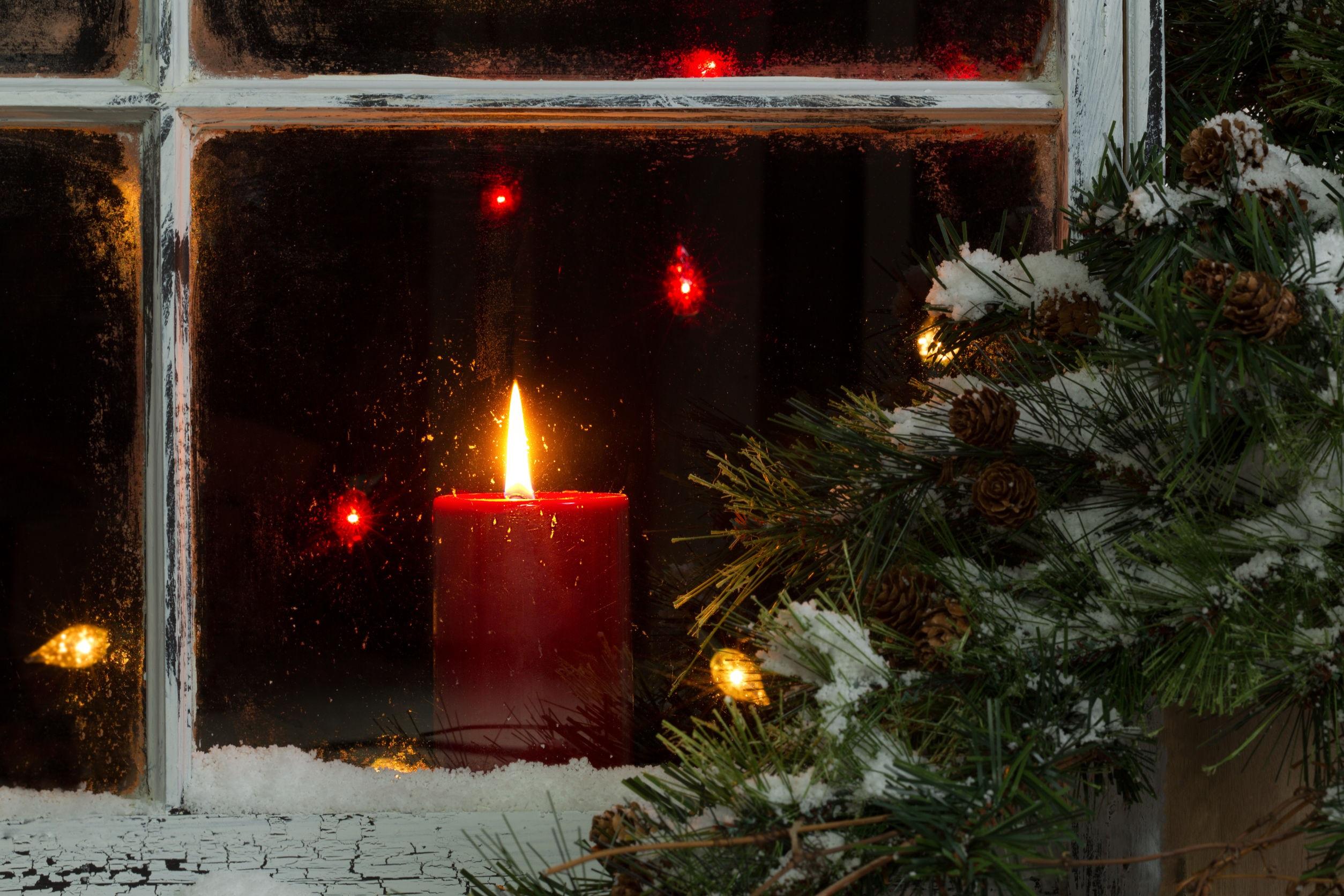 Зимнее окно вечером. Свеча на окне в Рождество. Свечи на окно Рождественские. Свеча на подоконнике в Рождество. Рождественское окно.