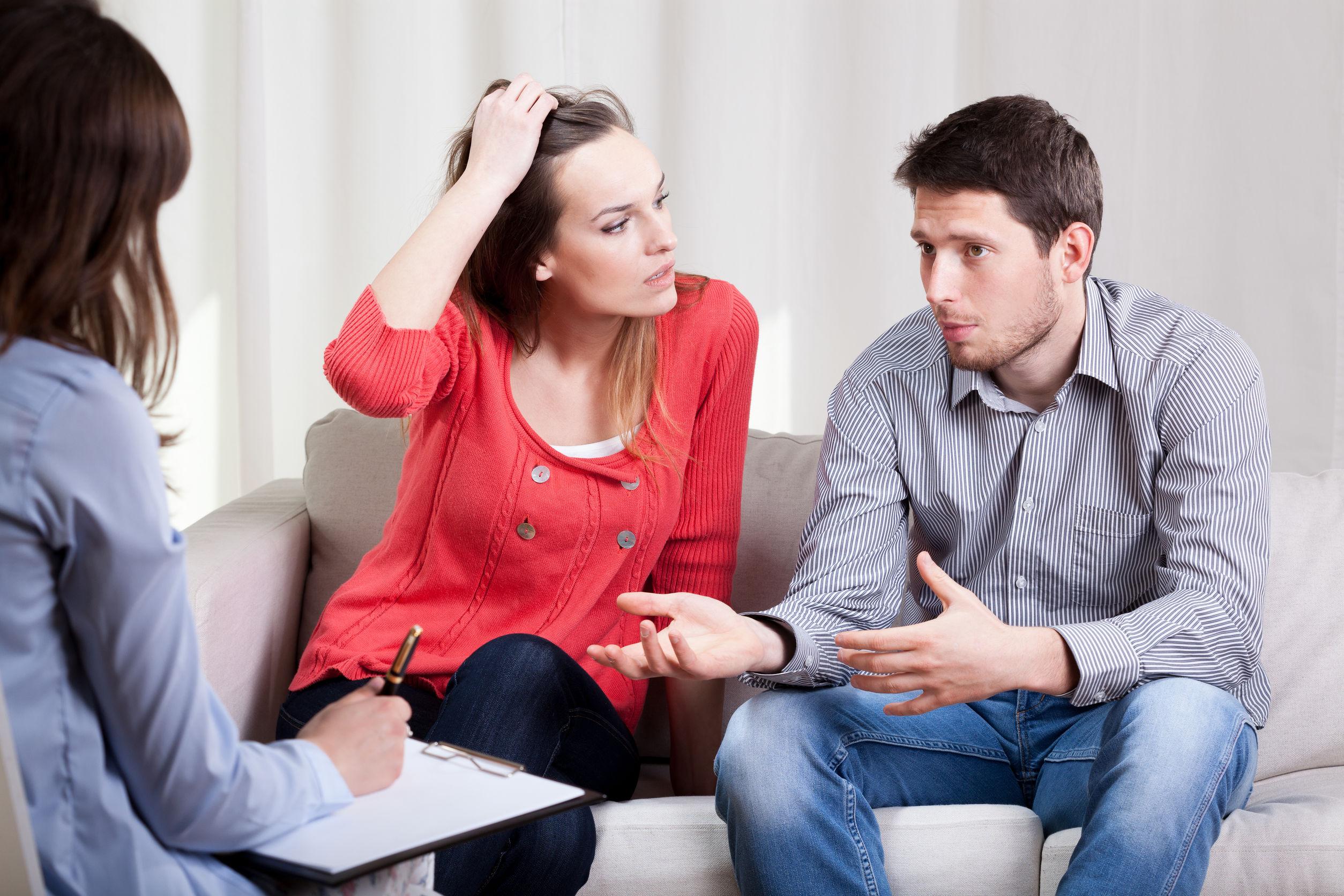 Проблемы семейных пар. Семейная психотерапия и семейное консультирование. Пара у психолога. Пара на приеме у психолога. Семейная пара у психолога.