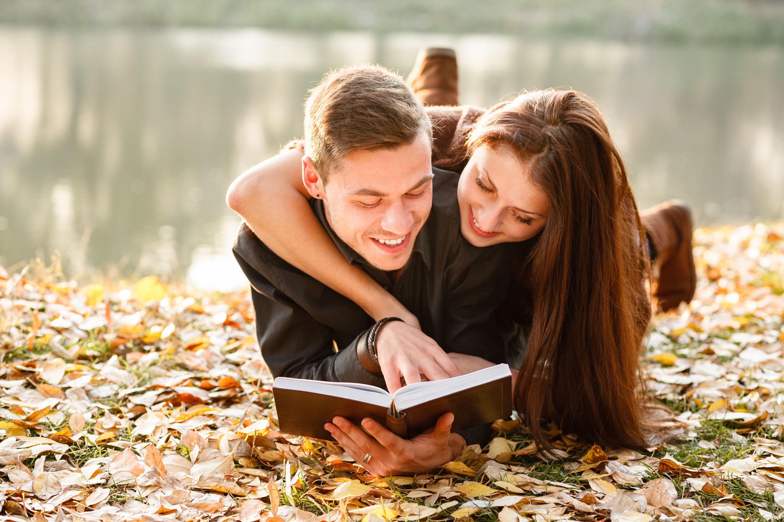 Мужчина и 2 читать. Парень и девушка читают книгу. Чтение вдвоем. Пара читает книгу. Чтение в паре.