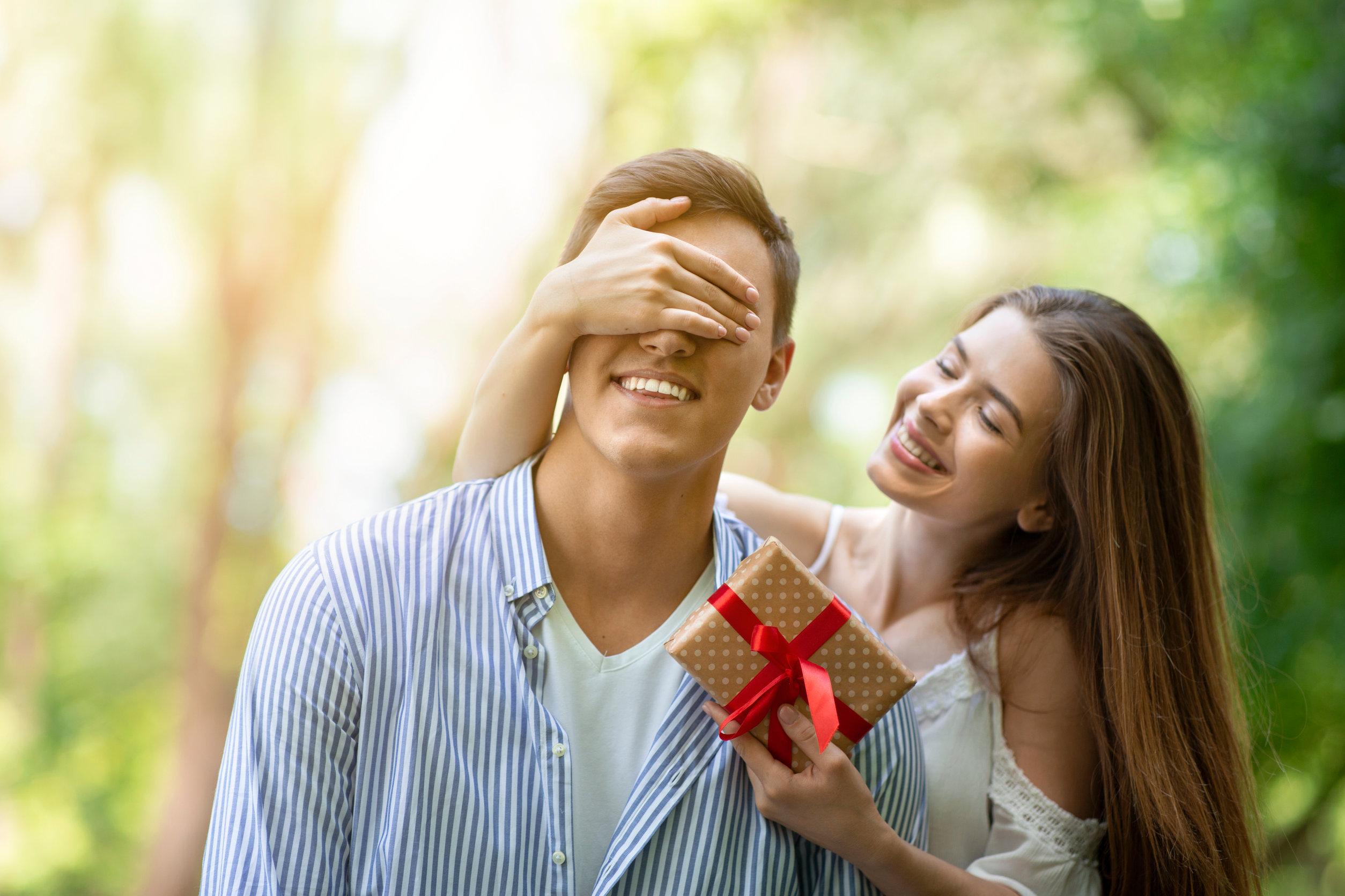 Come creare una sorpresa romantica: 5 idee folli per lui