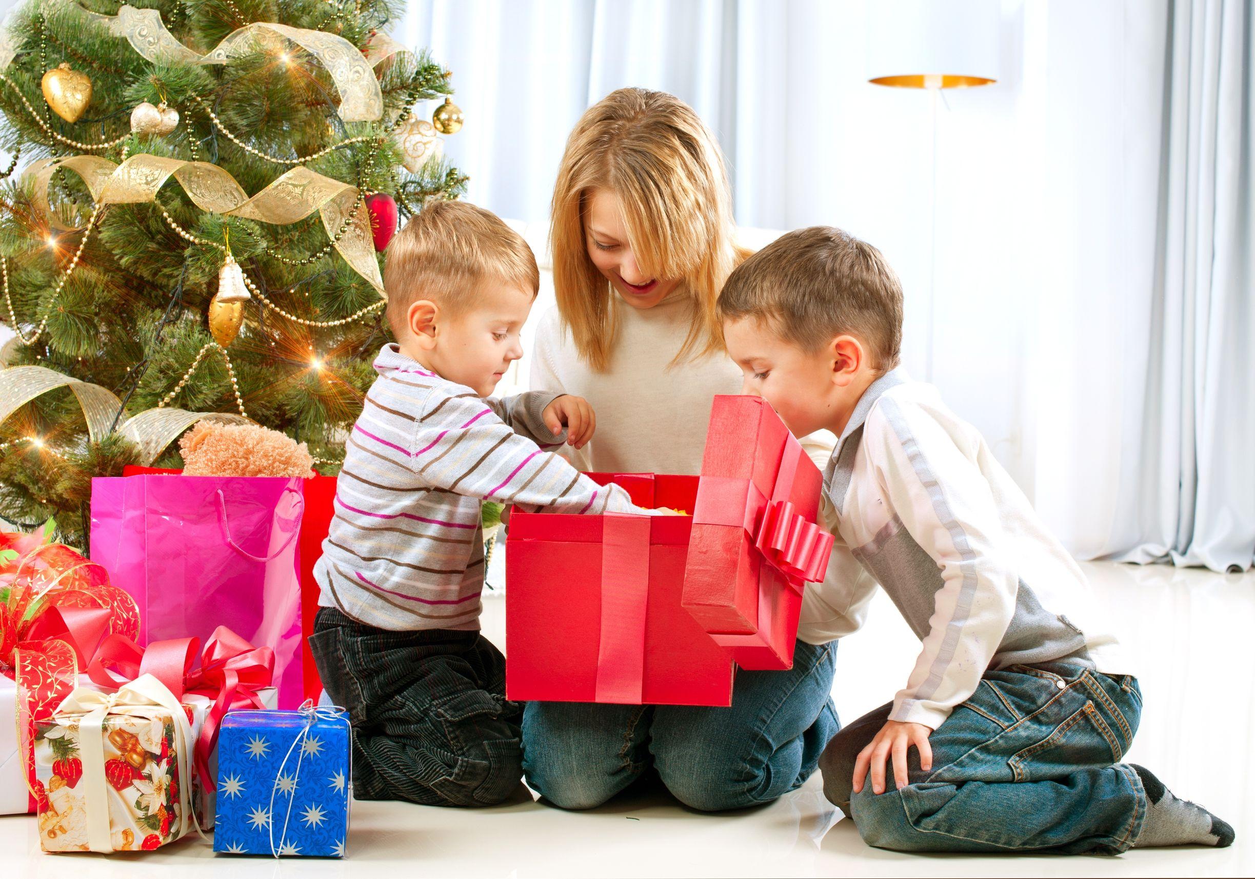 Рождество дарят подарки. Подарки для детей. Новогодние подарки для детей. Подарки под ёлкой. Ребенок дарит подарок.