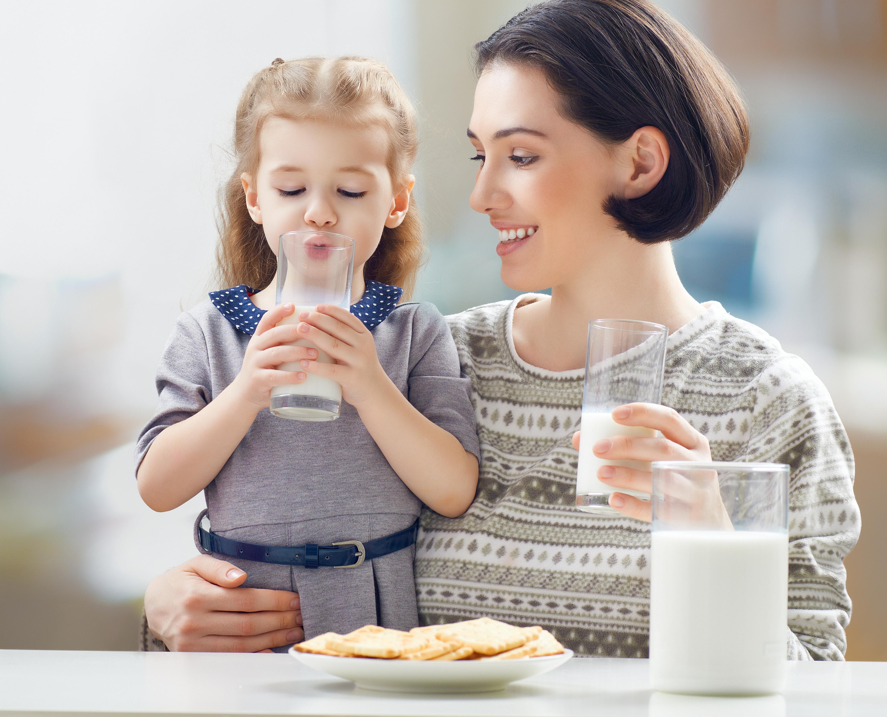 Daughters milk. Мама с дочкой пьют молоко. Девочка пьет молоко. Молоко для детей. Семья молоко.