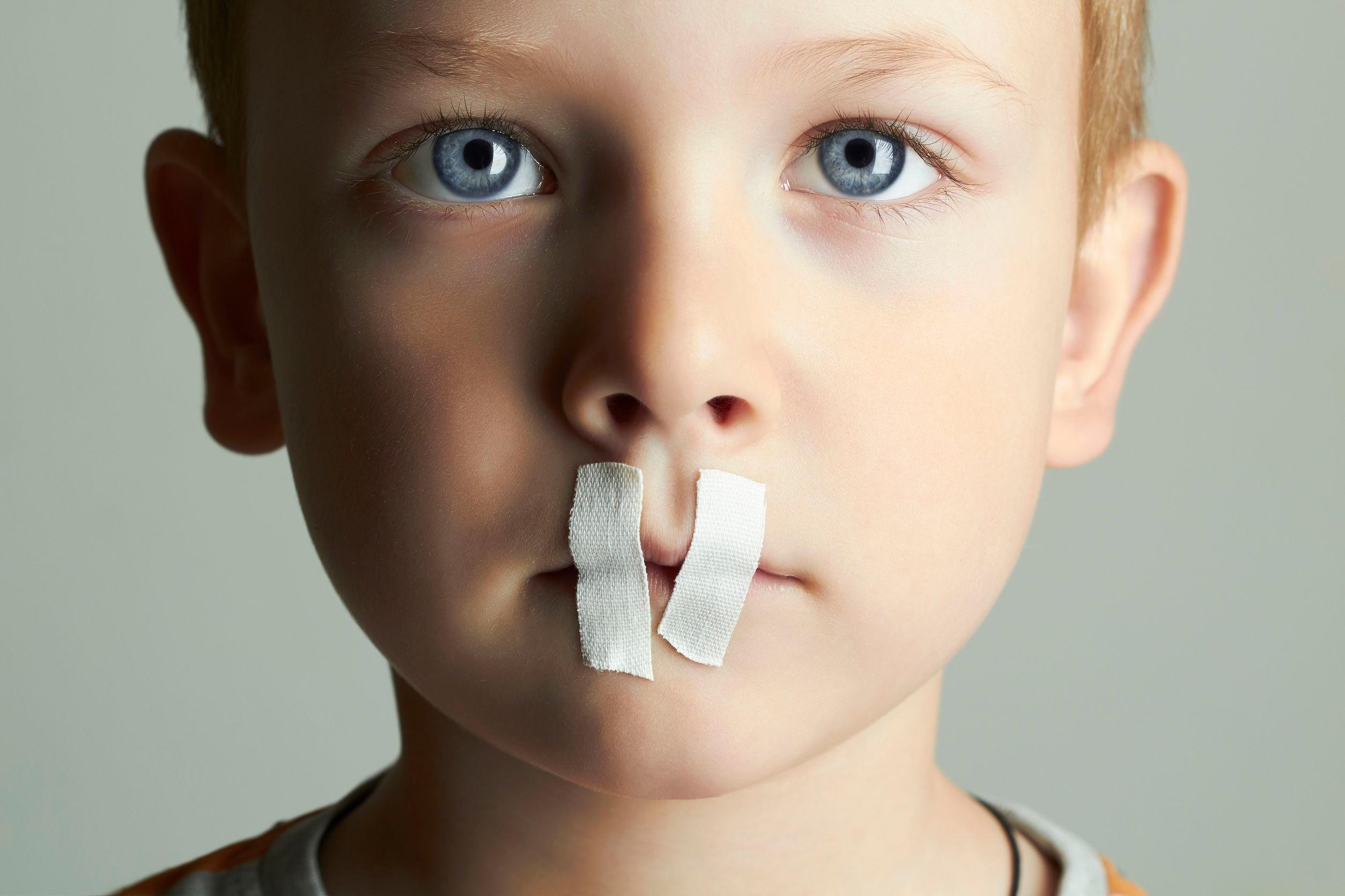 Детям заклеивают рот. Ребенок с закрытым ртом. Закрытый рот ребенка. Нарушение речи мутизм это.