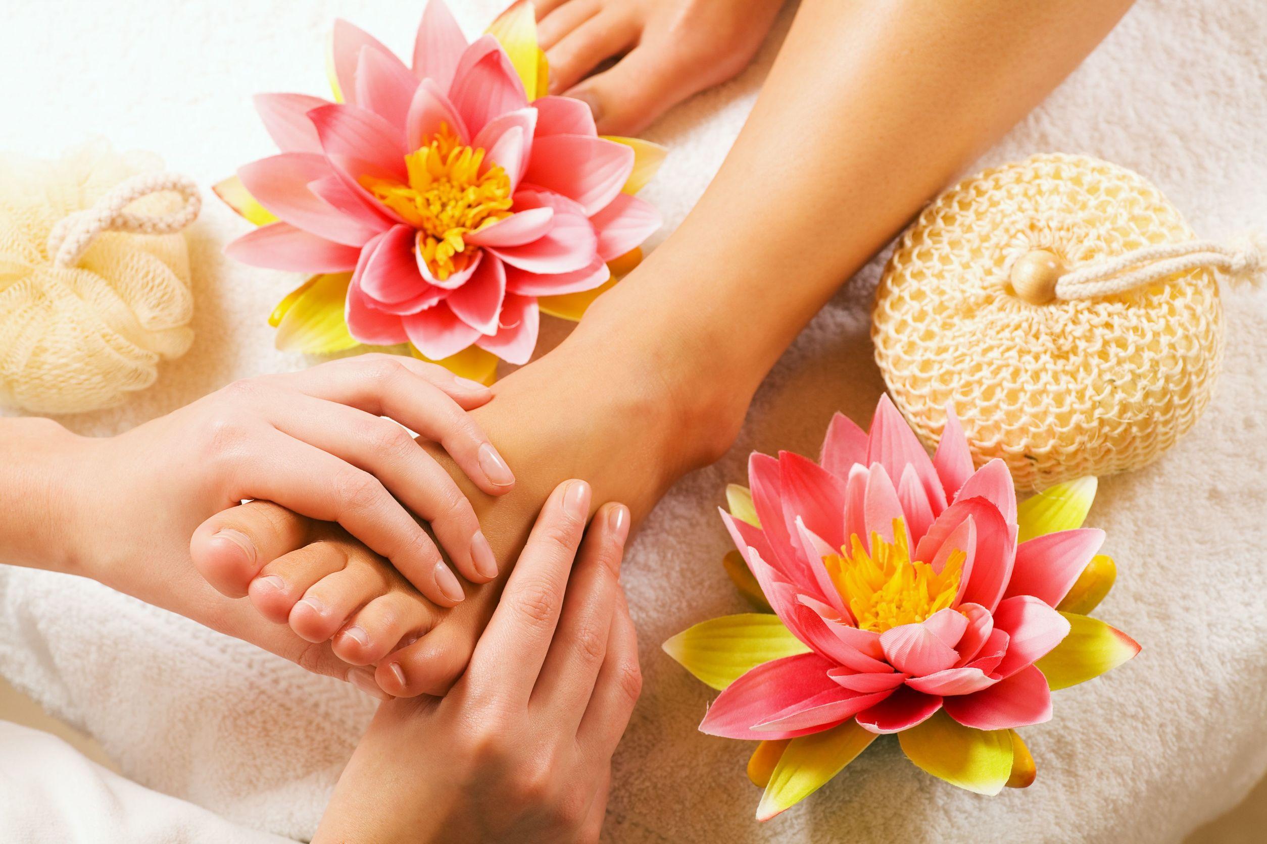 Come farsi un massaggio ai piedi da soli: ecco tutti i consigli