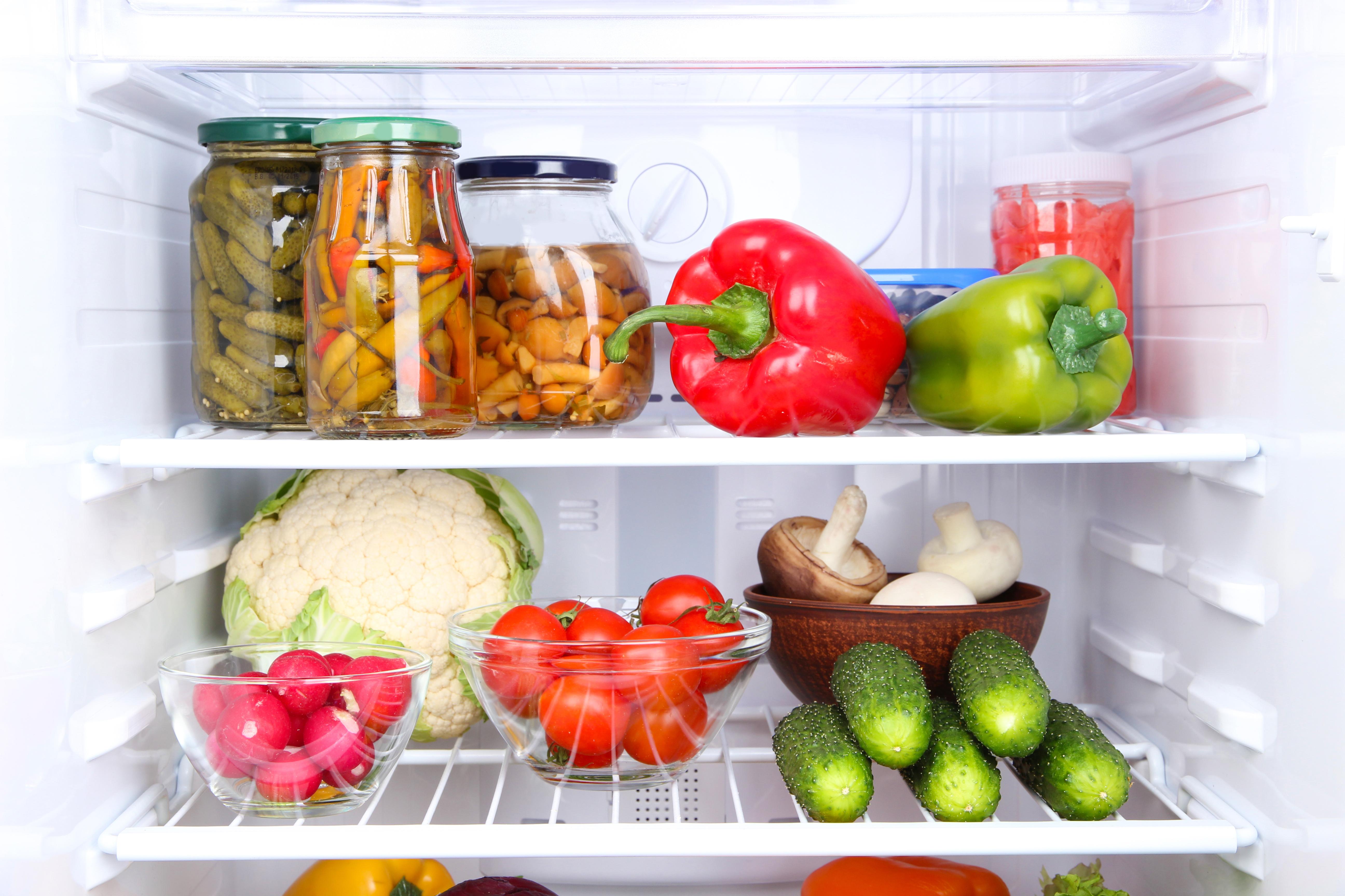 Огурцы в банке в холодильник. Холодильник с продуктами. Хранение продуктов. Овощи и фрукты в холодильнике. Холодильник для овощей.