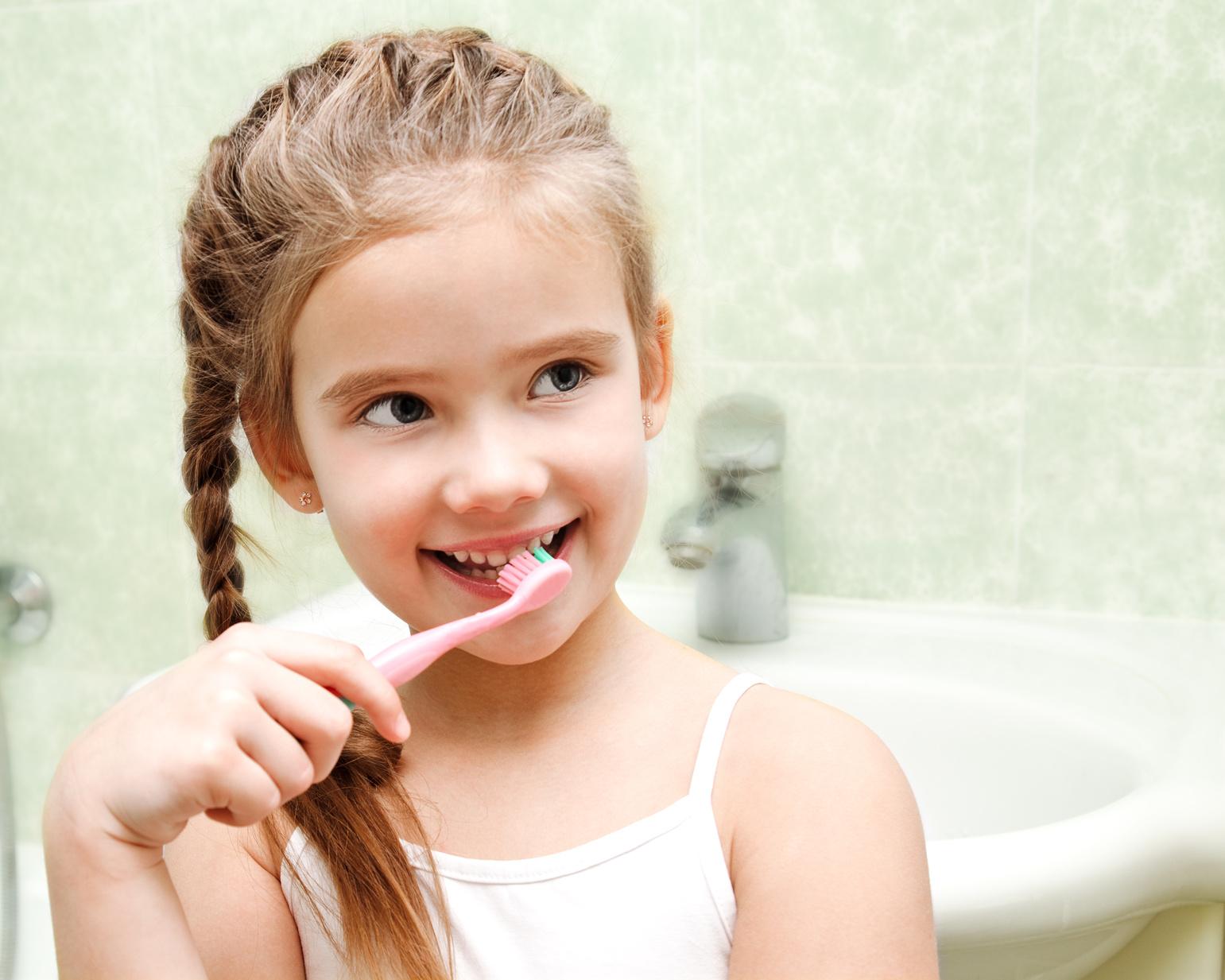 Совсем молодой девчонка. Юные девочки чистят зубы. Маленькая девочка чистит зубы. Девочка улыбается чистит зубы. Девочка чистит зубы фото.