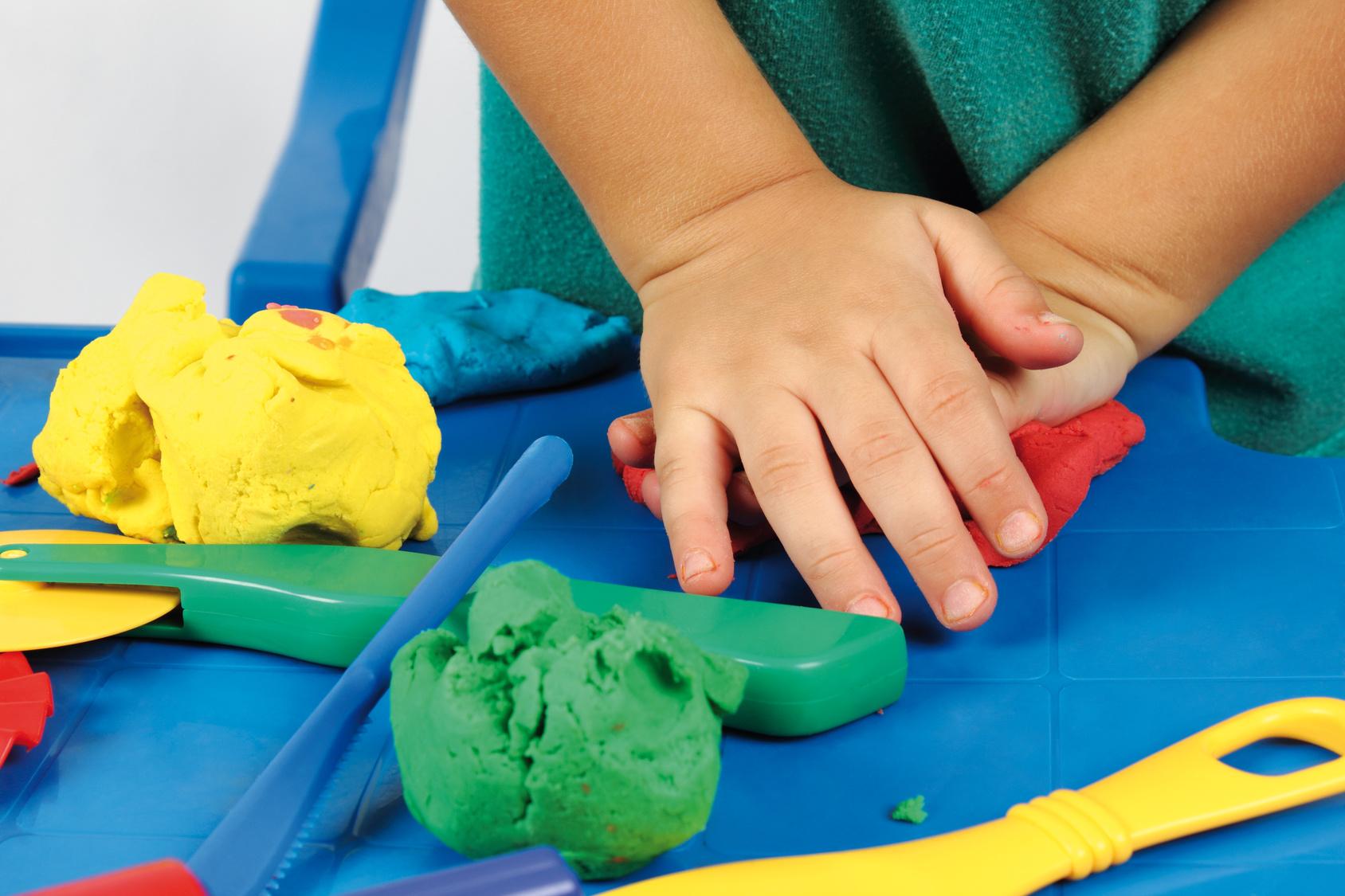 Пластилин палец. Тактильный пластилин. Пластилин для детей. Пластилин в руках. Тактильная сенсорная интеграция.