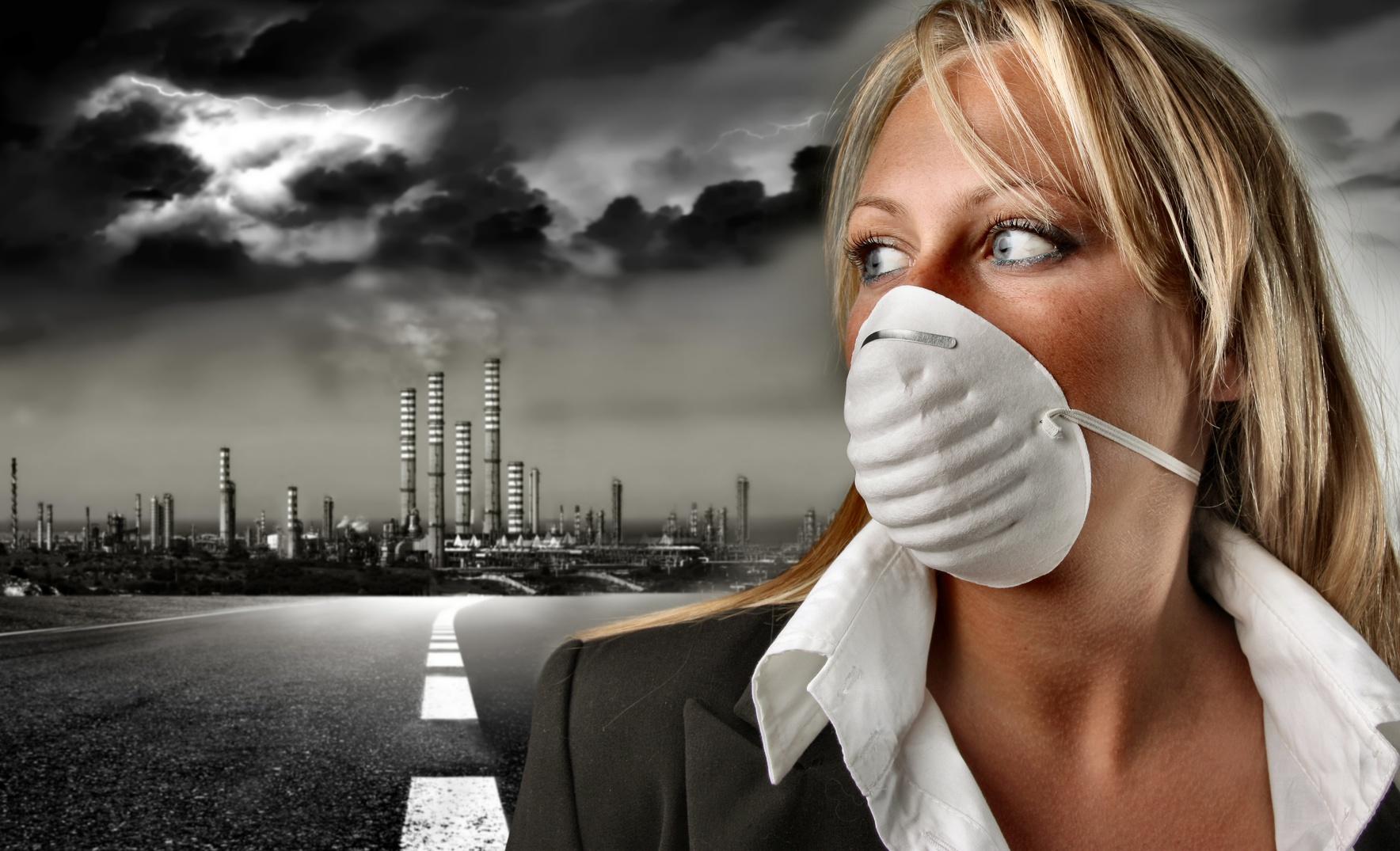 Г воняет. Аэрозоли загрязнение. Загрязнение воздуха женщина в маске. Опасность загрязнения воздуха. Вонь в городе.