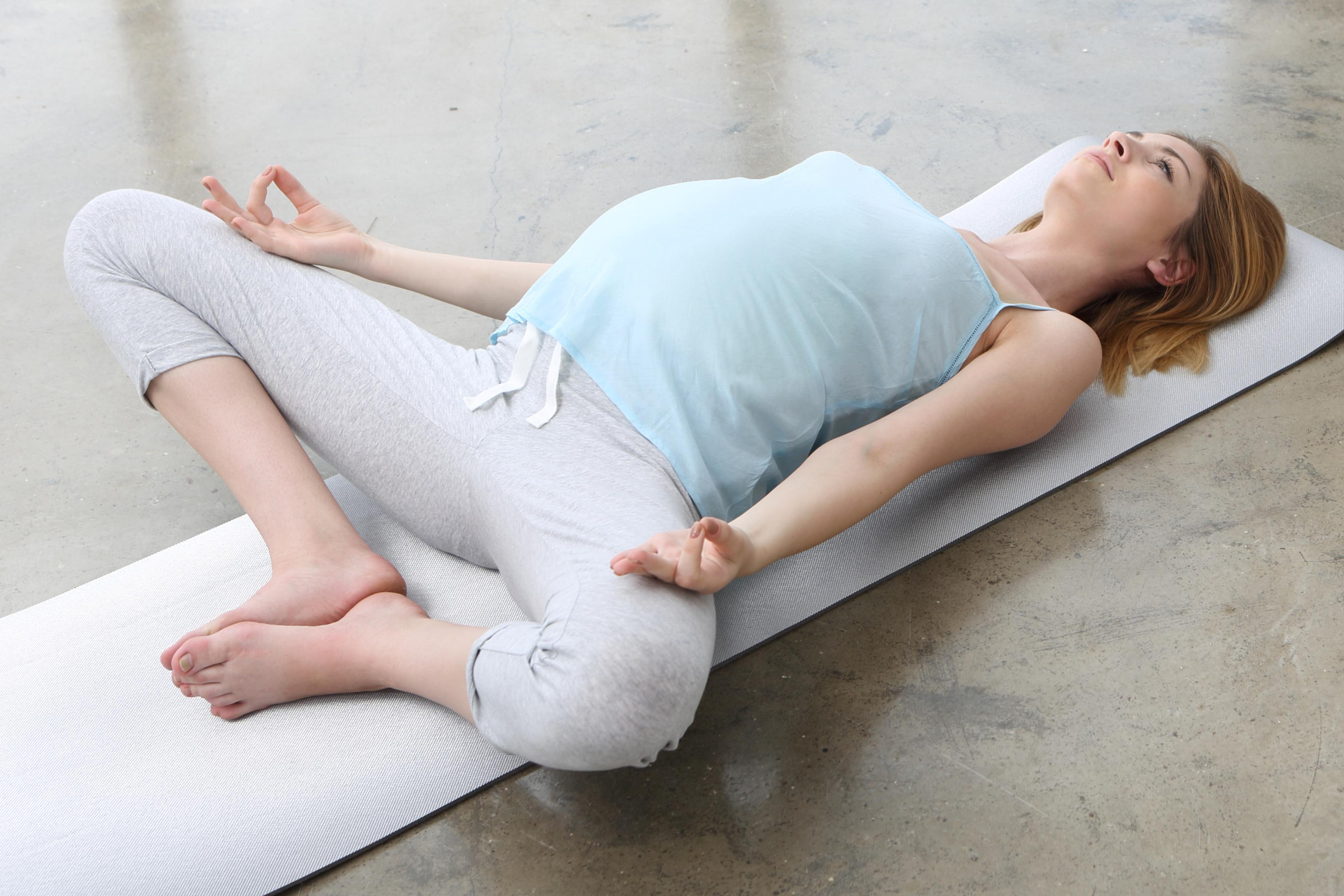 Расслаблено или расслабленно. Йога для беременных. Лежит на спине. Расслабленная поза. Беременные лёжа на спине.