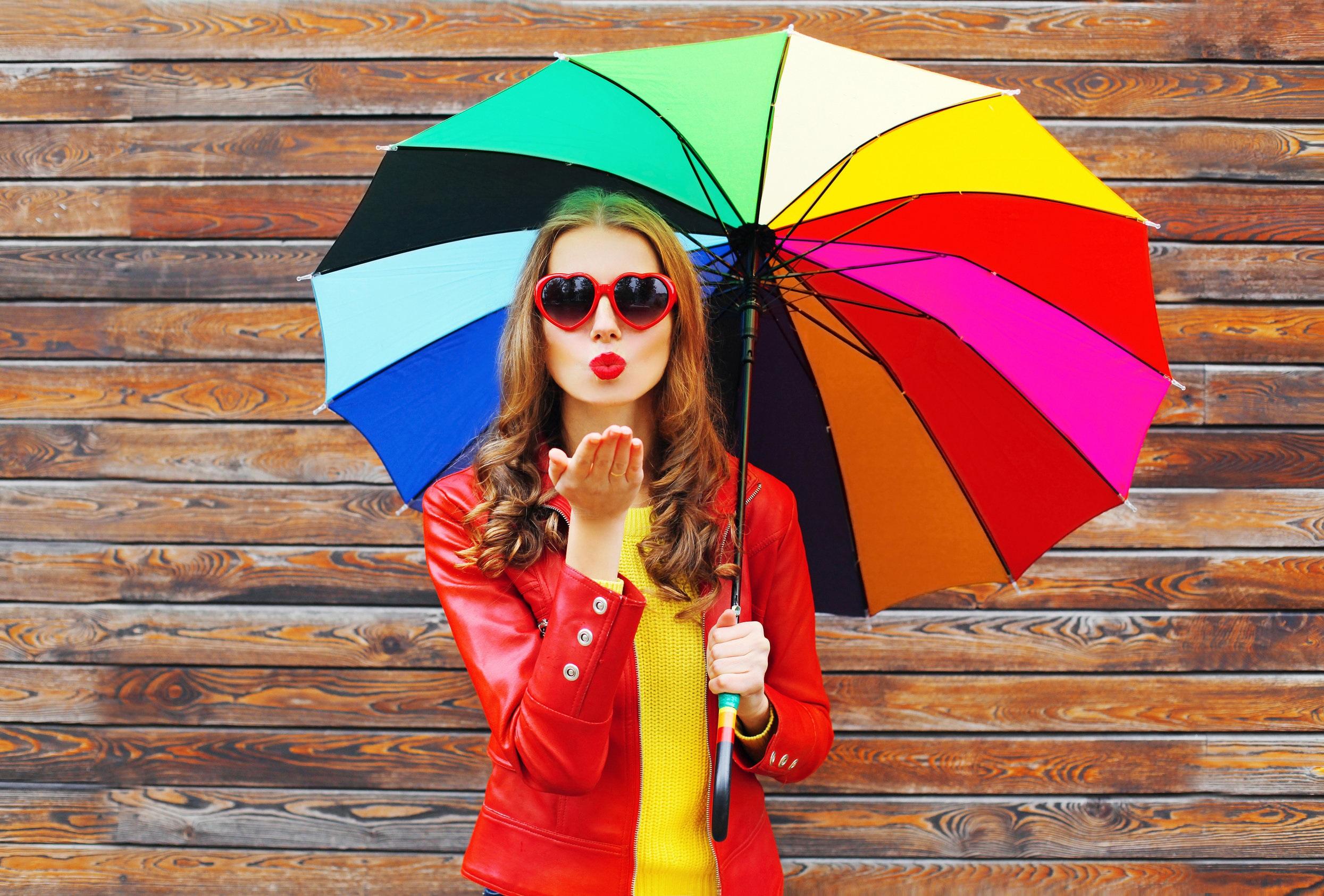 Сколько лет зонтику. Девушка с разноцветным зонтом. Фотосессия с зонтом летом. Фотосессия с цветным зонтом. Под разноцветным зонтом.