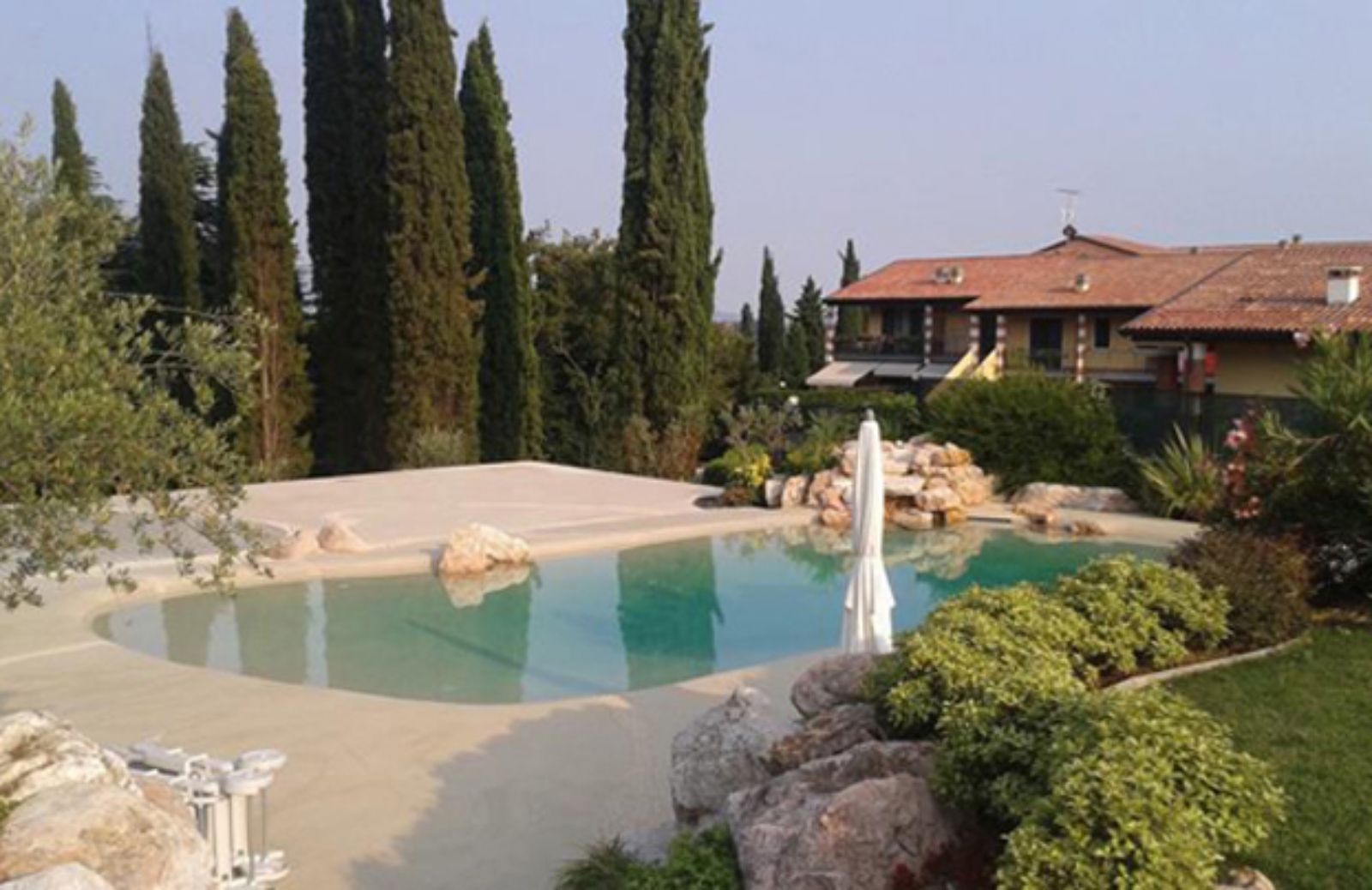 Le 10 regole per armonizzare una piscina con il paesaggio