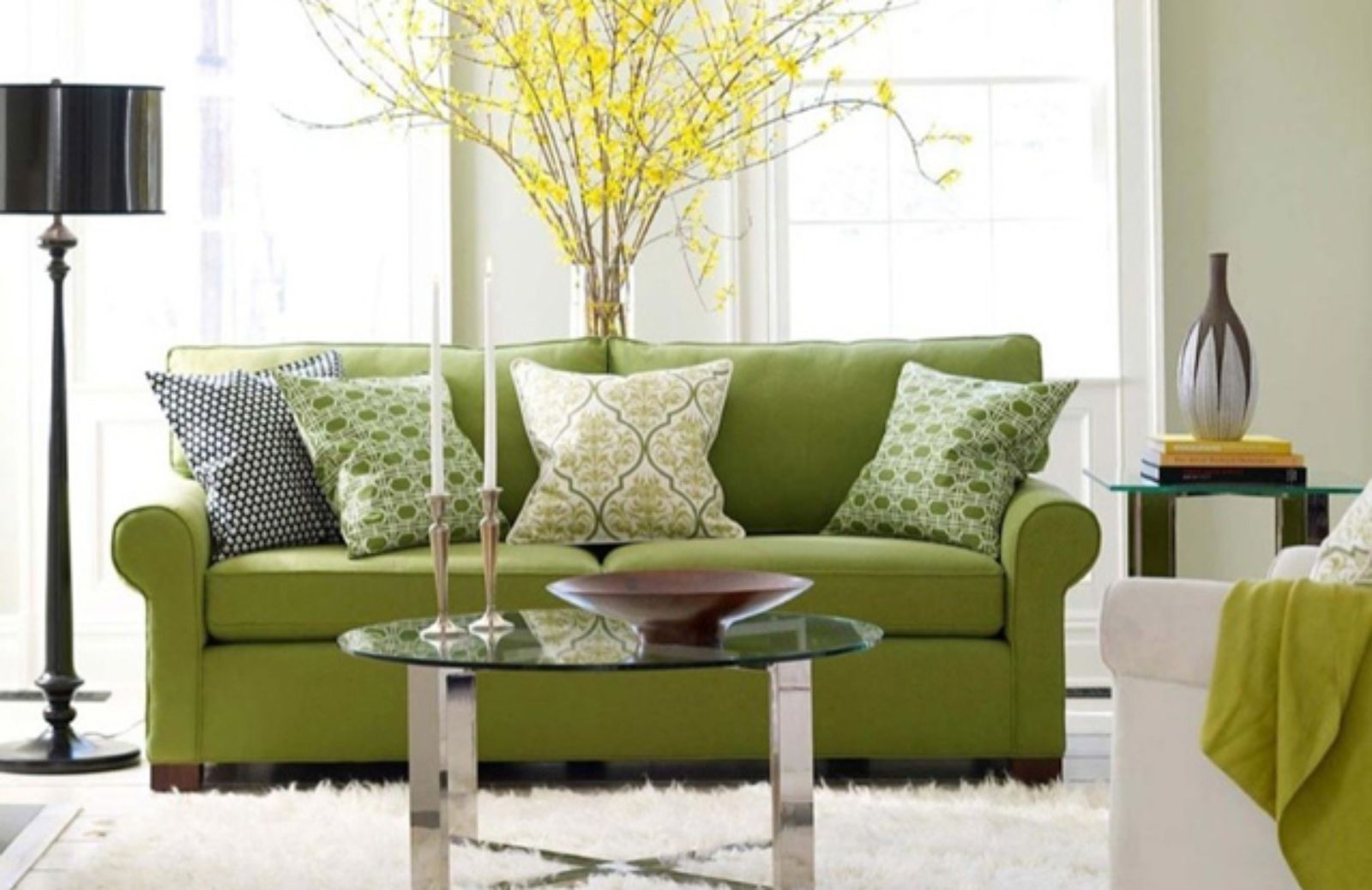 Le 5 idee per arredare il salotto con un divano colorato 