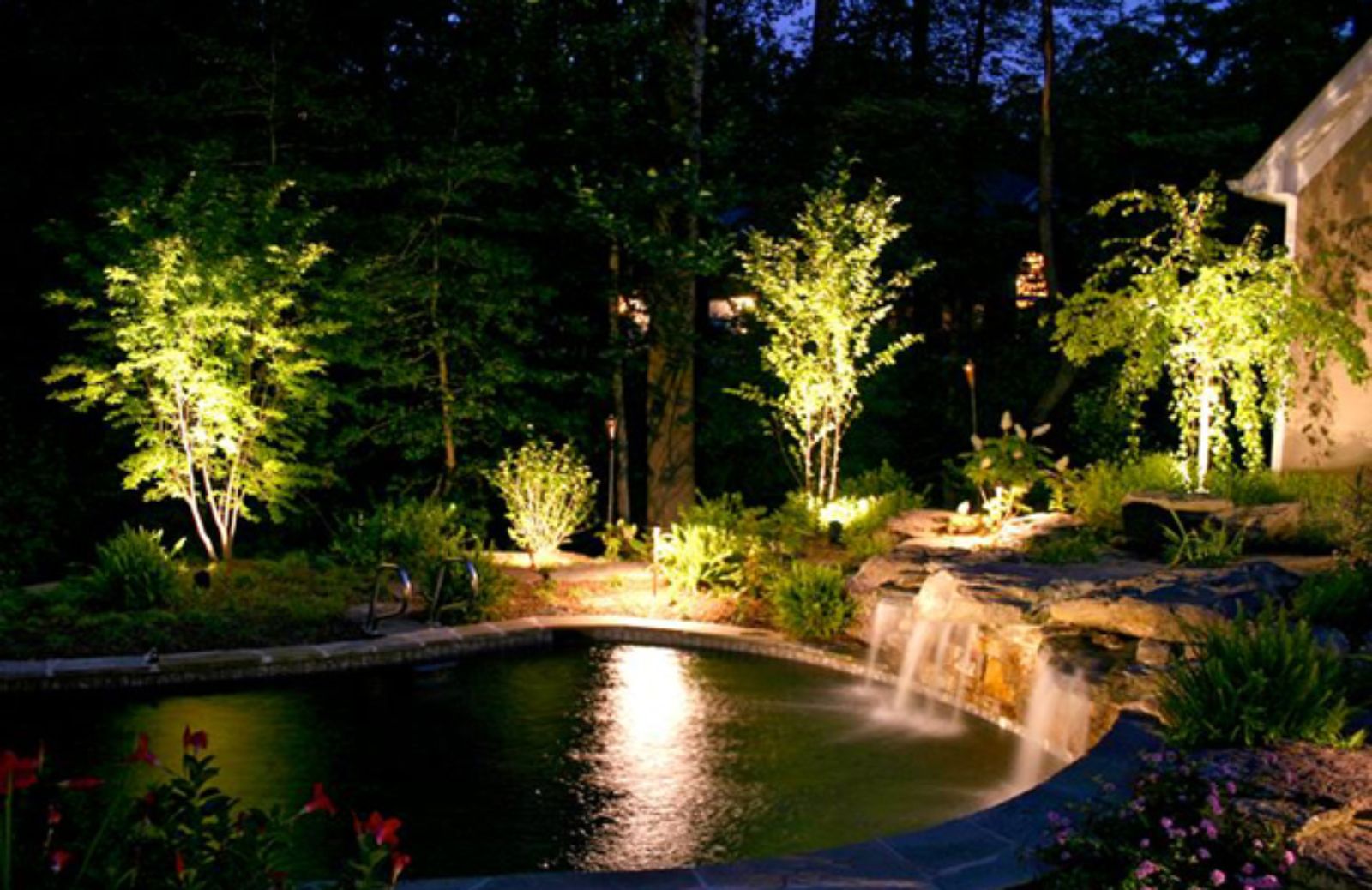 Le 5 soluzioni per illuminare il giardino
