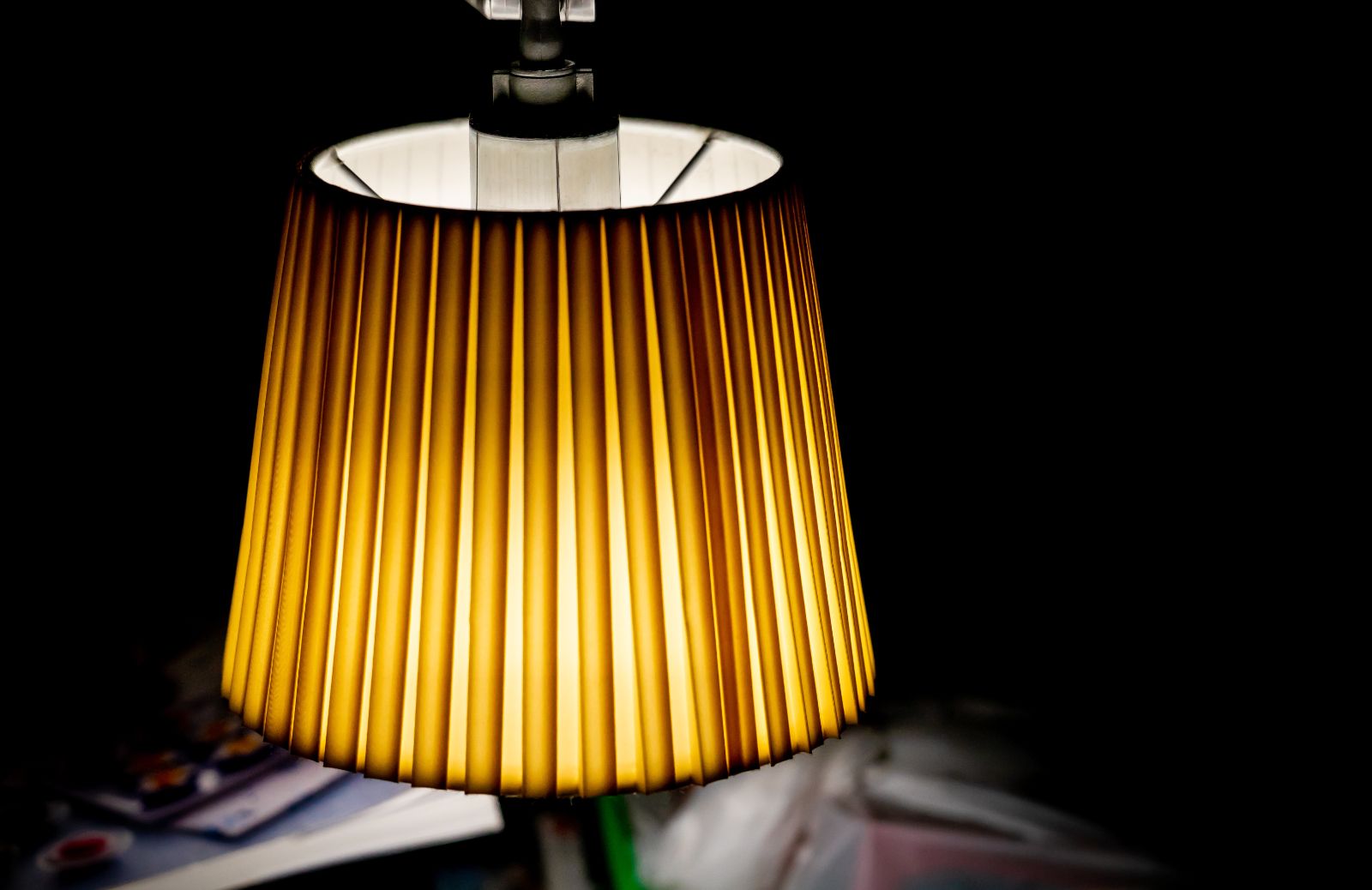 Lampadario Con Paralume A Forma Di Gabbia In Ferro E Ottone Mahanadi