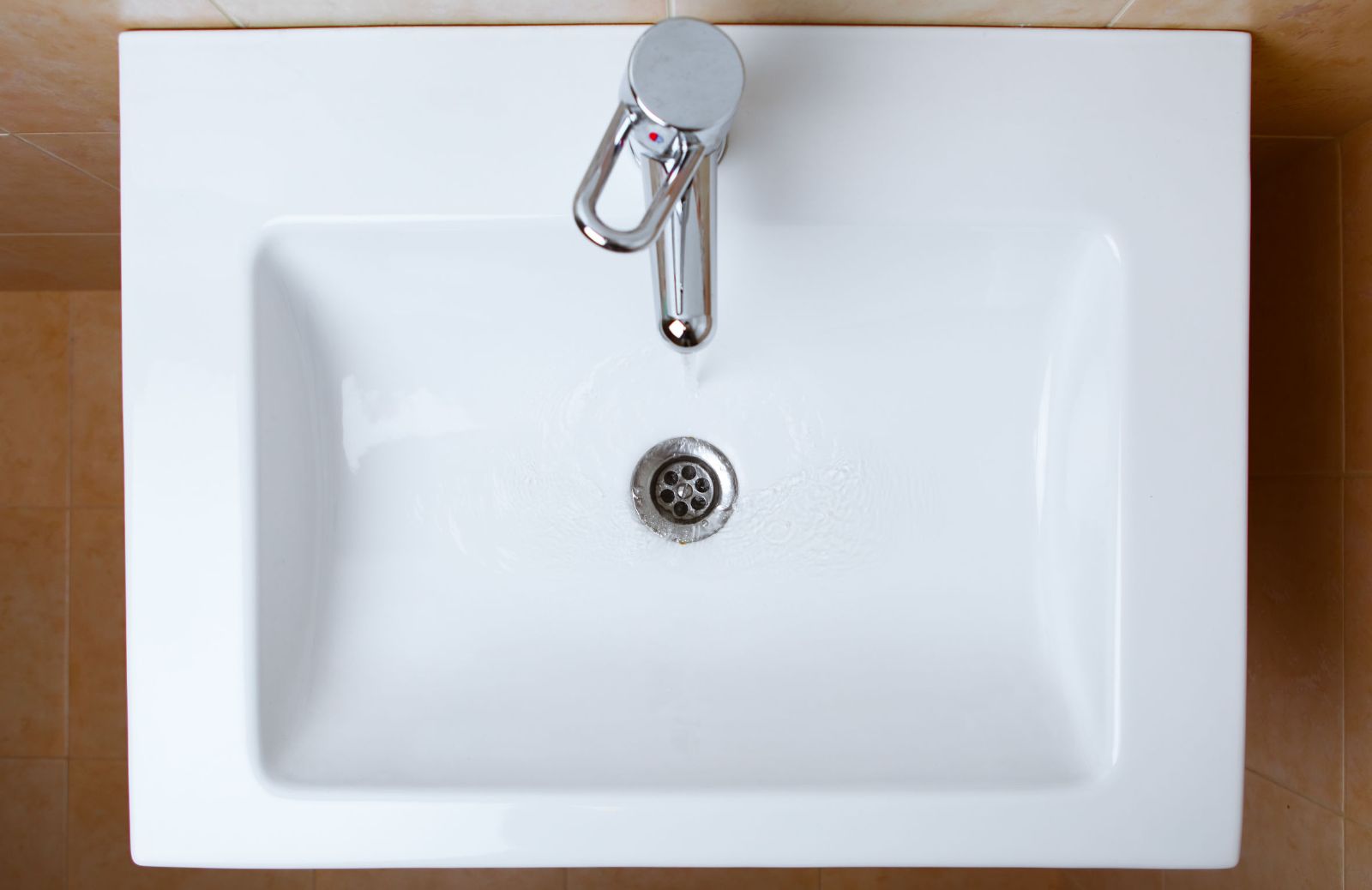 Lavabo da appoggio vs lavabo sospeso: tre vantaggi di ogni modello