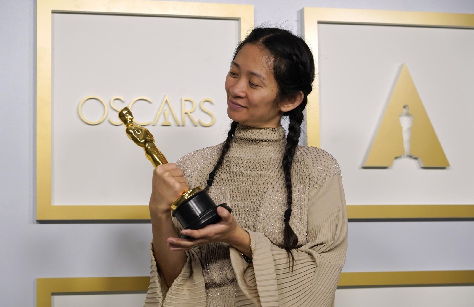 Chloé Zhao, la prima donna asiatica a vincere l’Oscar per la Miglior Regia