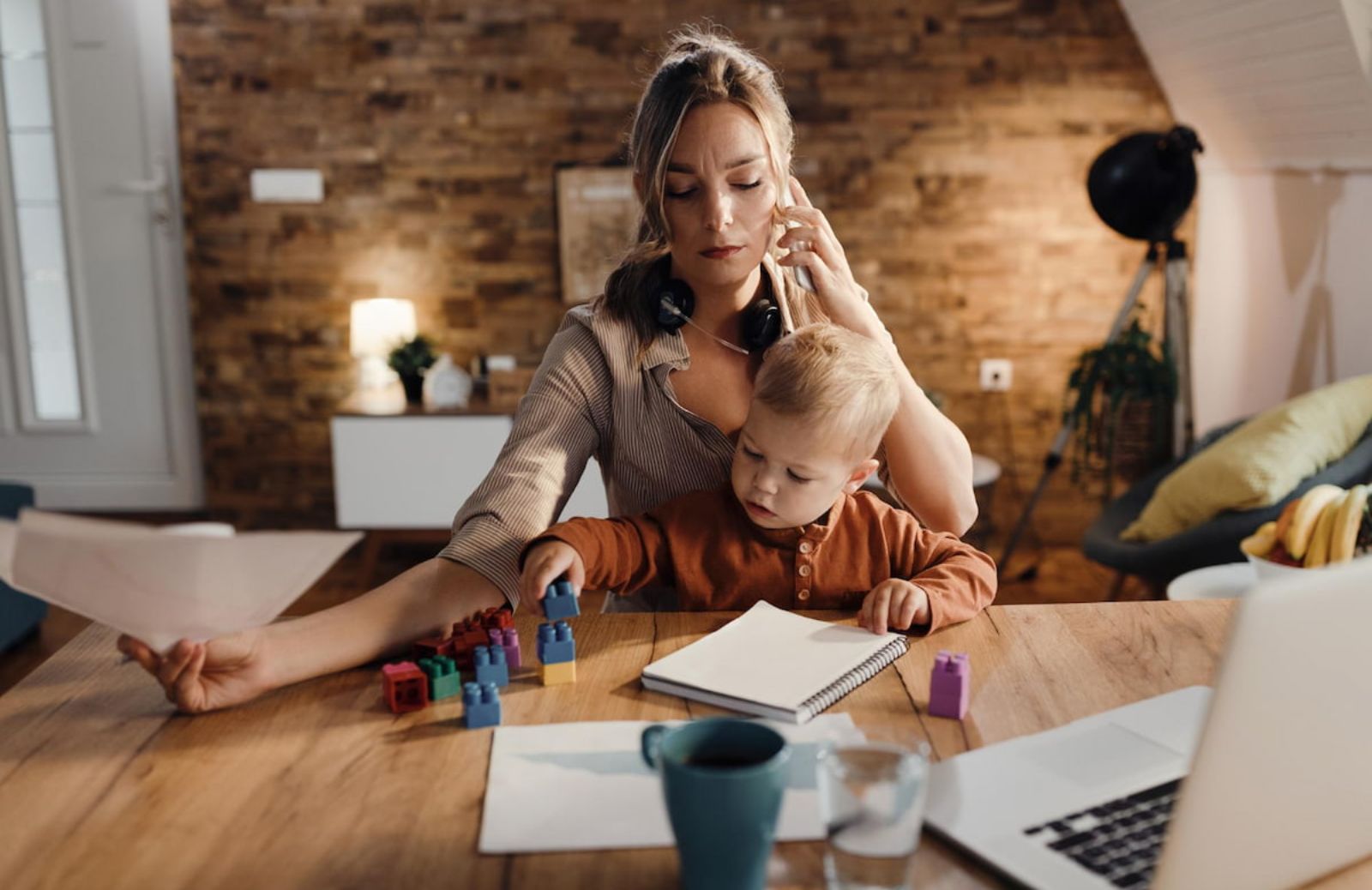 Motherhood penalty: quando la maternità costa la carriera