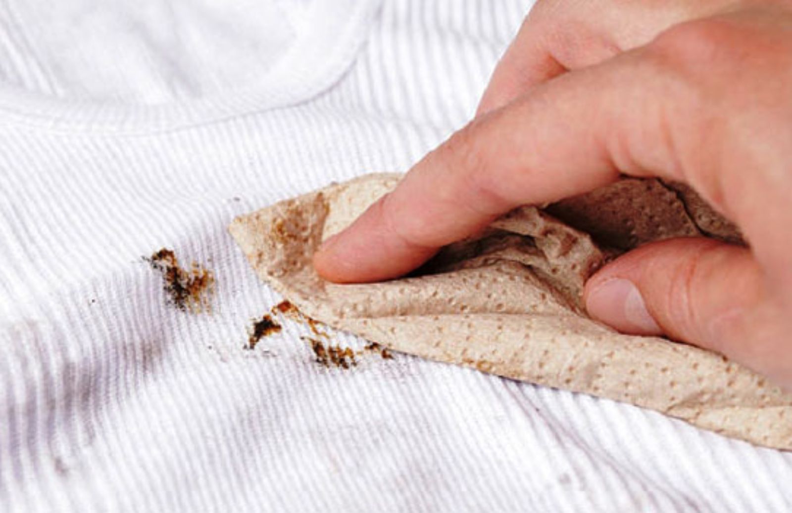 I 5 metodi naturali per eliminare le macchie di ruggine dai vestiti
